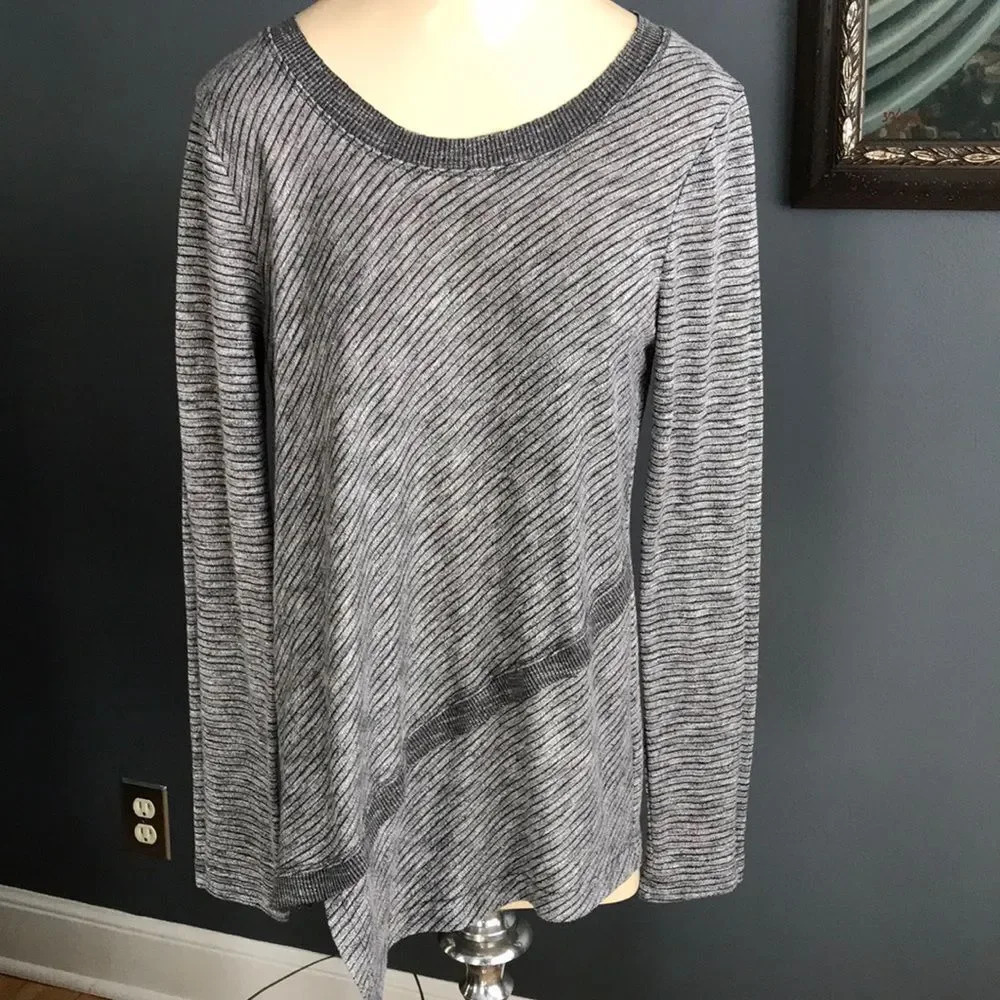 Mystree marked gray ridged knit crossover hem top